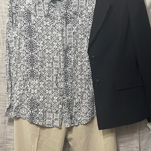 Foxcroft neutral print blouse, no iron shirt - Picture 6 of 7